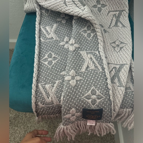 Authentic Logo Mania Scarf Louis Vuitton - Picture 6 of 14